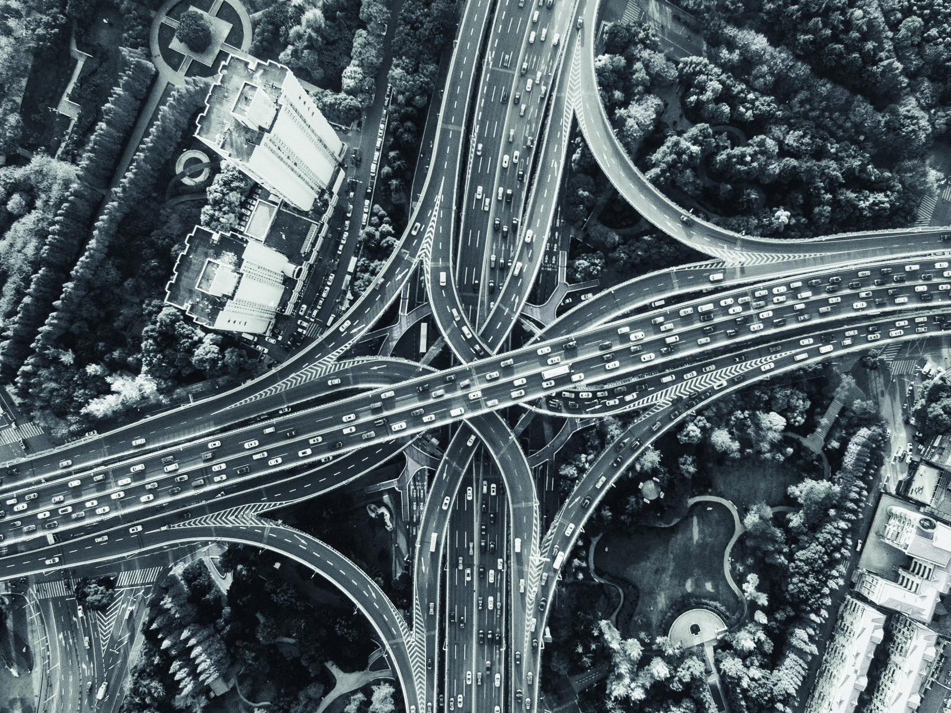 Een verkeersknooppunt met meerdere kruisende wegen, van bovenaf gezien.