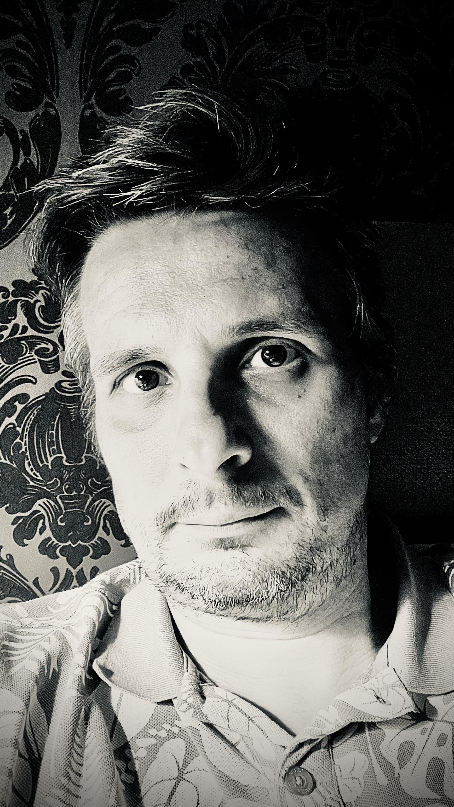 Portret van Tom, van dichtbij, in zwart-wit met een groene tint.